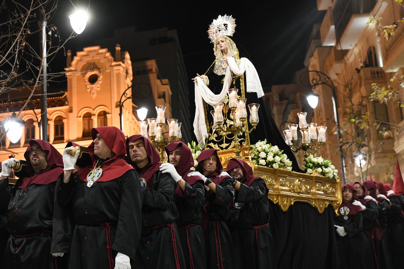 Encuentro entre el Cristo de la Paz y María Santísima del Mayor Dolor a las puertas del Teatro Principal de Alicante