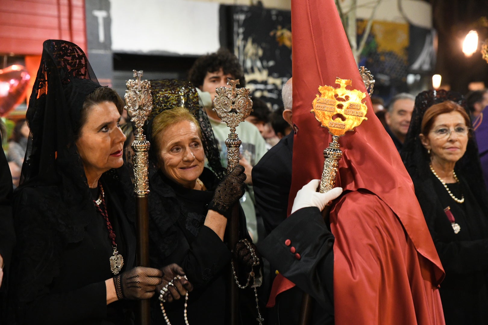Encuentro entre el Cristo de la Paz y María Santísima del Mayor Dolor a las puertas del Teatro Principal de Alicante