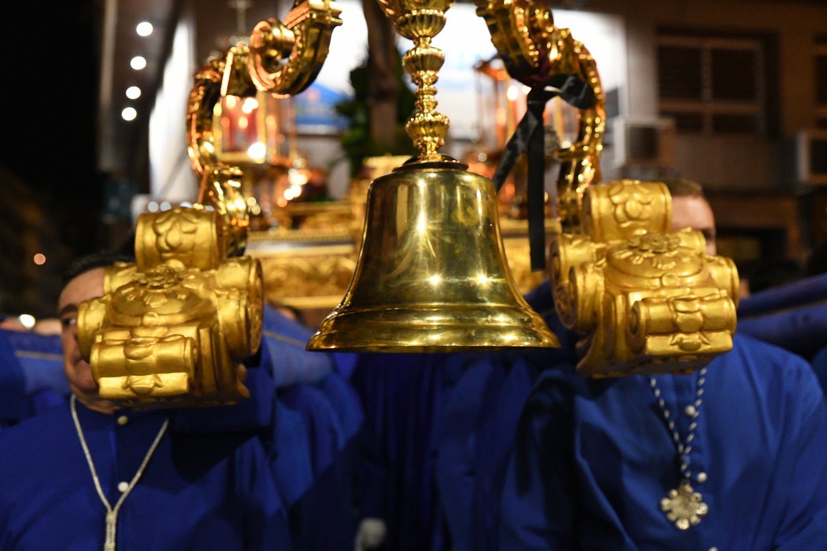 Encuentro entre el Cristo de la Paz y María Santísima del Mayor Dolor a las puertas del Teatro Principal de Alicante