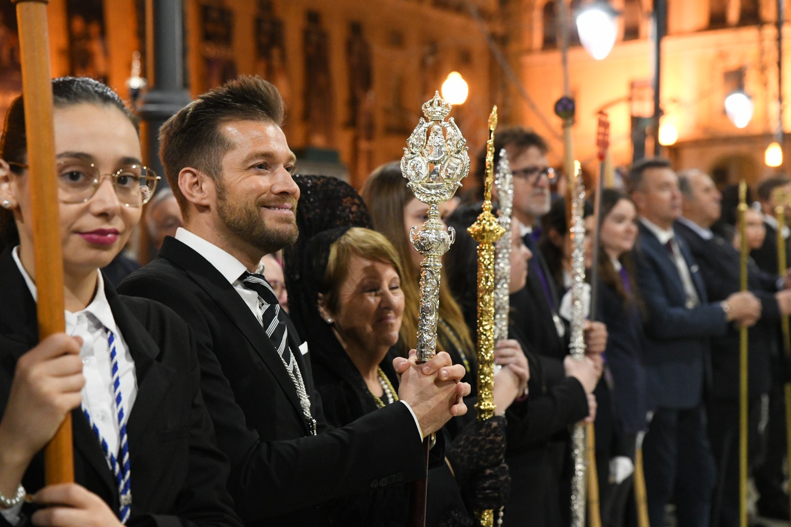 Encuentro entre el Cristo de la Paz y María Santísima del Mayor Dolor a las puertas del Teatro Principal de Alicante