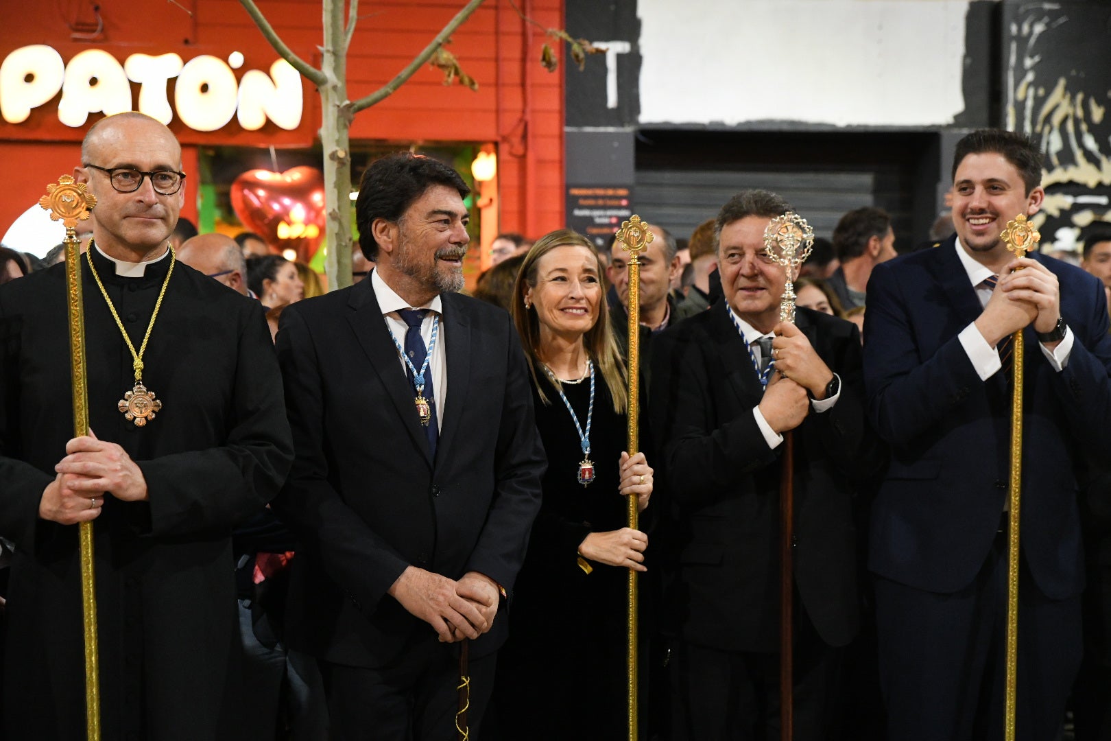 Encuentro entre el Cristo de la Paz y María Santísima del Mayor Dolor a las puertas del Teatro Principal de Alicante