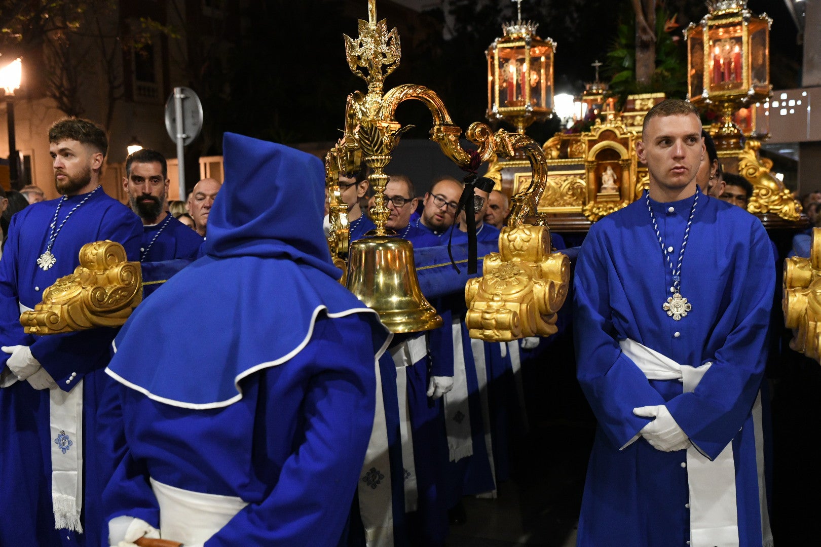 Encuentro entre el Cristo de la Paz y María Santísima del Mayor Dolor a las puertas del Teatro Principal de Alicante