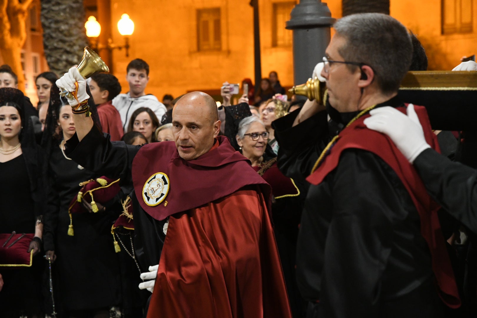 Encuentro entre el Cristo de la Paz y María Santísima del Mayor Dolor a las puertas del Teatro Principal de Alicante