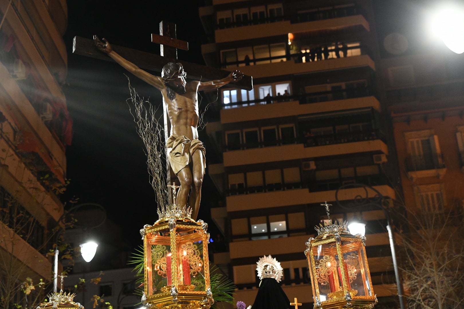 Encuentro entre el Cristo de la Paz y María Santísima del Mayor Dolor a las puertas del Teatro Principal de Alicante