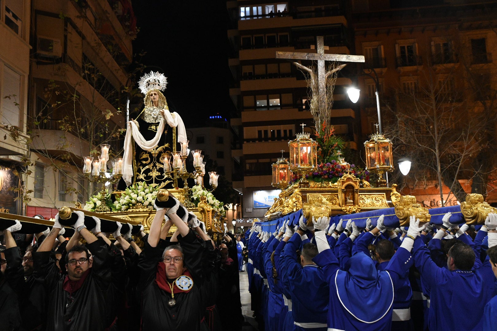 Encuentro entre el Cristo de la Paz y María Santísima del Mayor Dolor a las puertas del Teatro Principal de Alicante