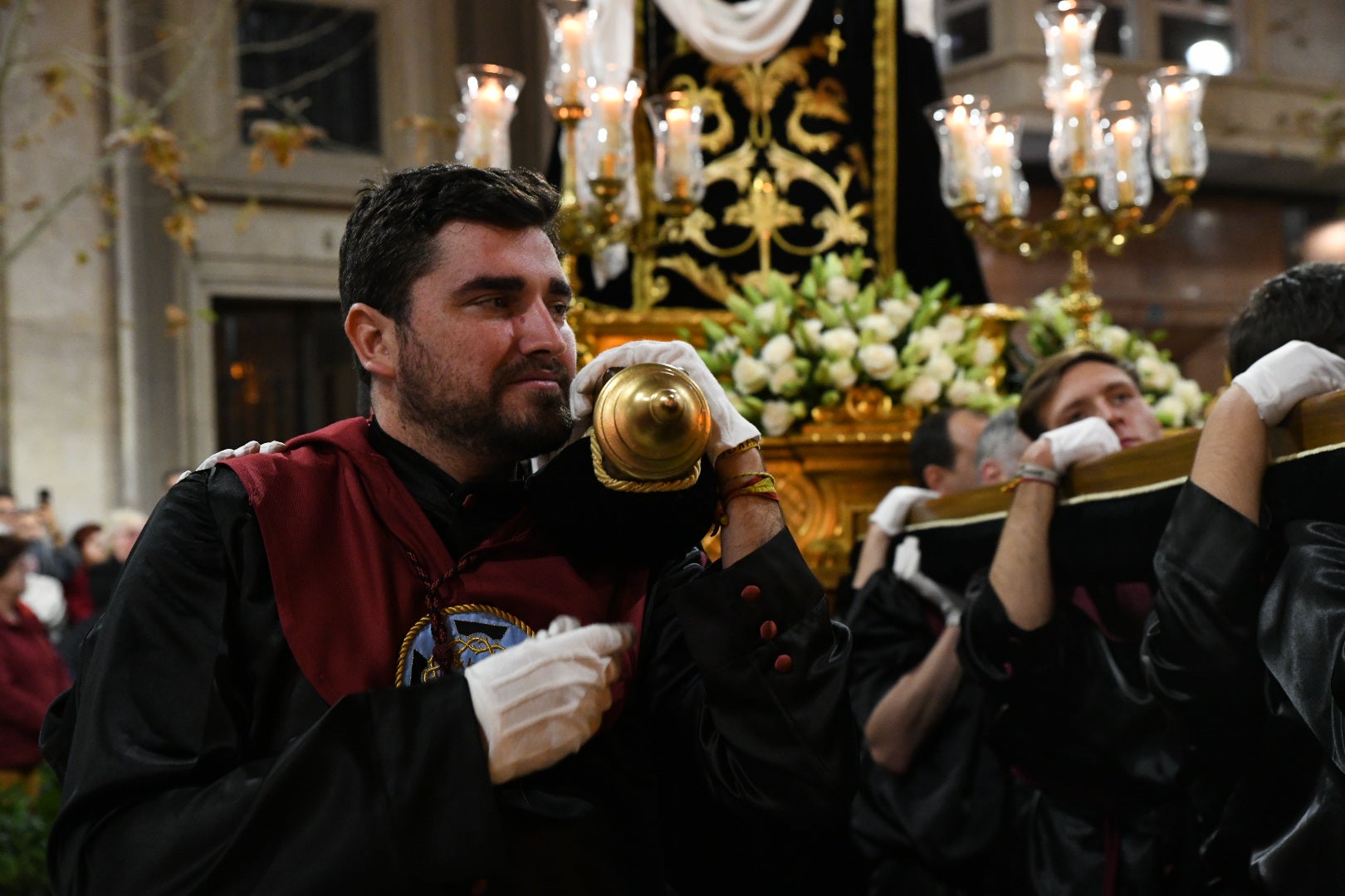 Encuentro entre el Cristo de la Paz y María Santísima del Mayor Dolor a las puertas del Teatro Principal de Alicante