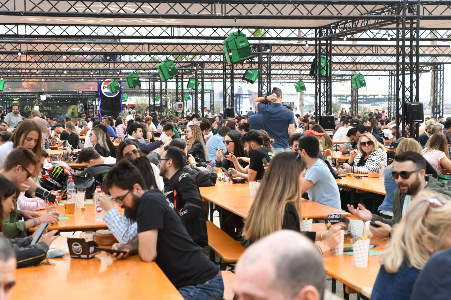 Encuentro entre el Cristo de la Paz y María Santísima del Mayor Dolor a las puertas del Teatro Principal de Alicante