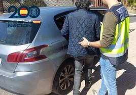 Uno de los implicados durante la detención.