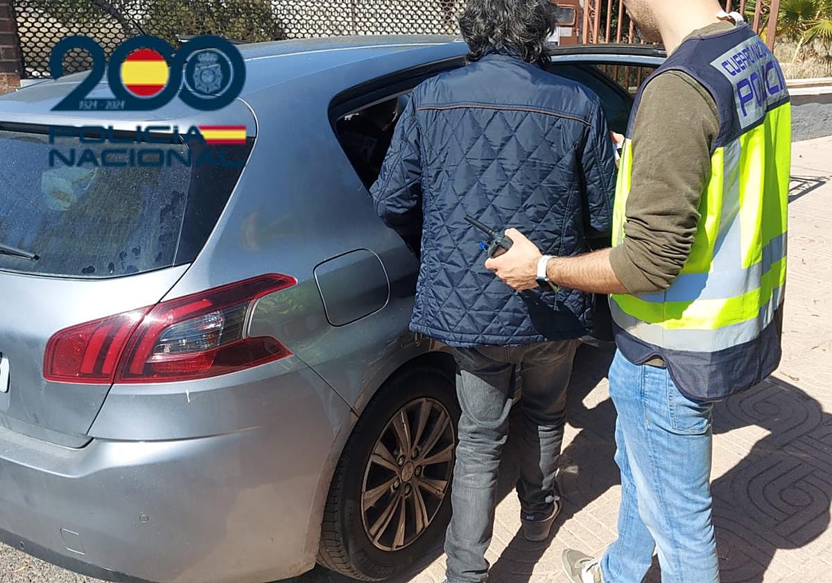 Uno de los implicados durante la detención.