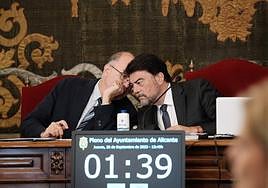 El concejal Manuel Villar comenta con el alcalde, Luis Barcala, en un pleno.