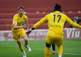 Nolan celebra el tanto de la victoria en la última jugada del encuentro.