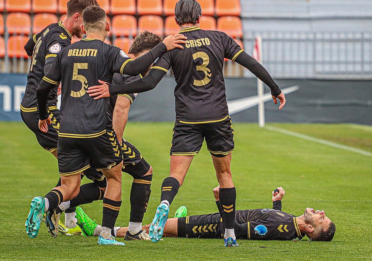 Los jugadores del Intercity felicitan a Pol Roigé después del primer tanto del partido.