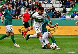 Nico Fernández trata de llevarse un balón en el partido de este domingo.