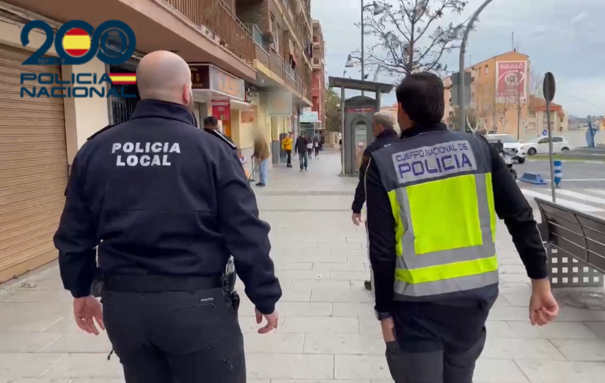 Los agentes dirigiéndose al lugar donde se efectuó el arresto.