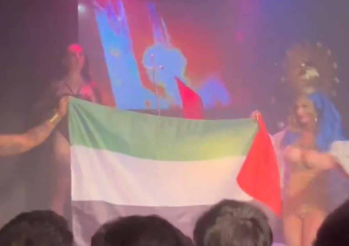 Imagen secundaria 1 - Diferentes instantes del espectáculo celebrado este sábado santo en un bar de ambiente de Alicante.