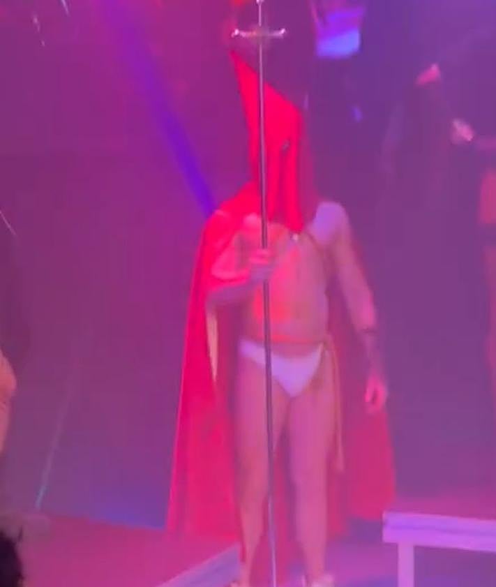 Imagen secundaria 2 - Diferentes instantes del espectáculo celebrado este sábado santo en un bar de ambiente de Alicante.