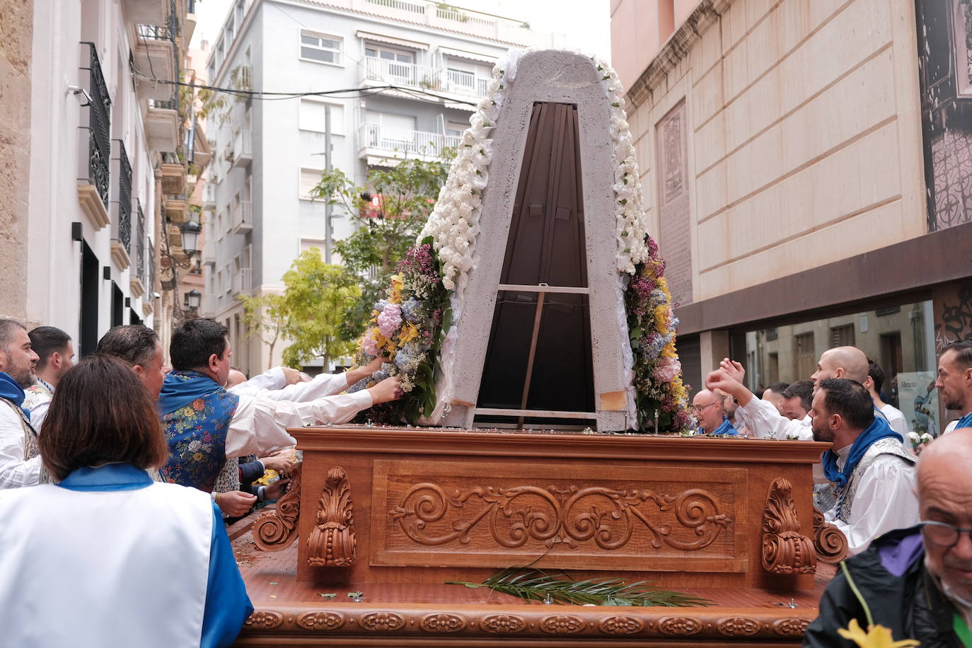 Alicante se sobrepone a la lluvia con el traslado de la Virgen de la Alegría y la Santa Eucaristía en San Nicolás