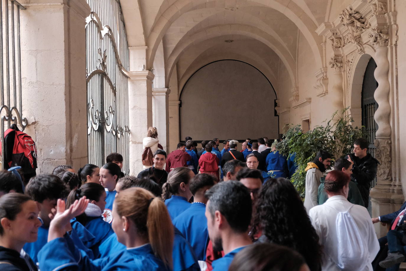 Alicante se sobrepone a la lluvia con el traslado de la Virgen de la Alegría y la Santa Eucaristía en San Nicolás