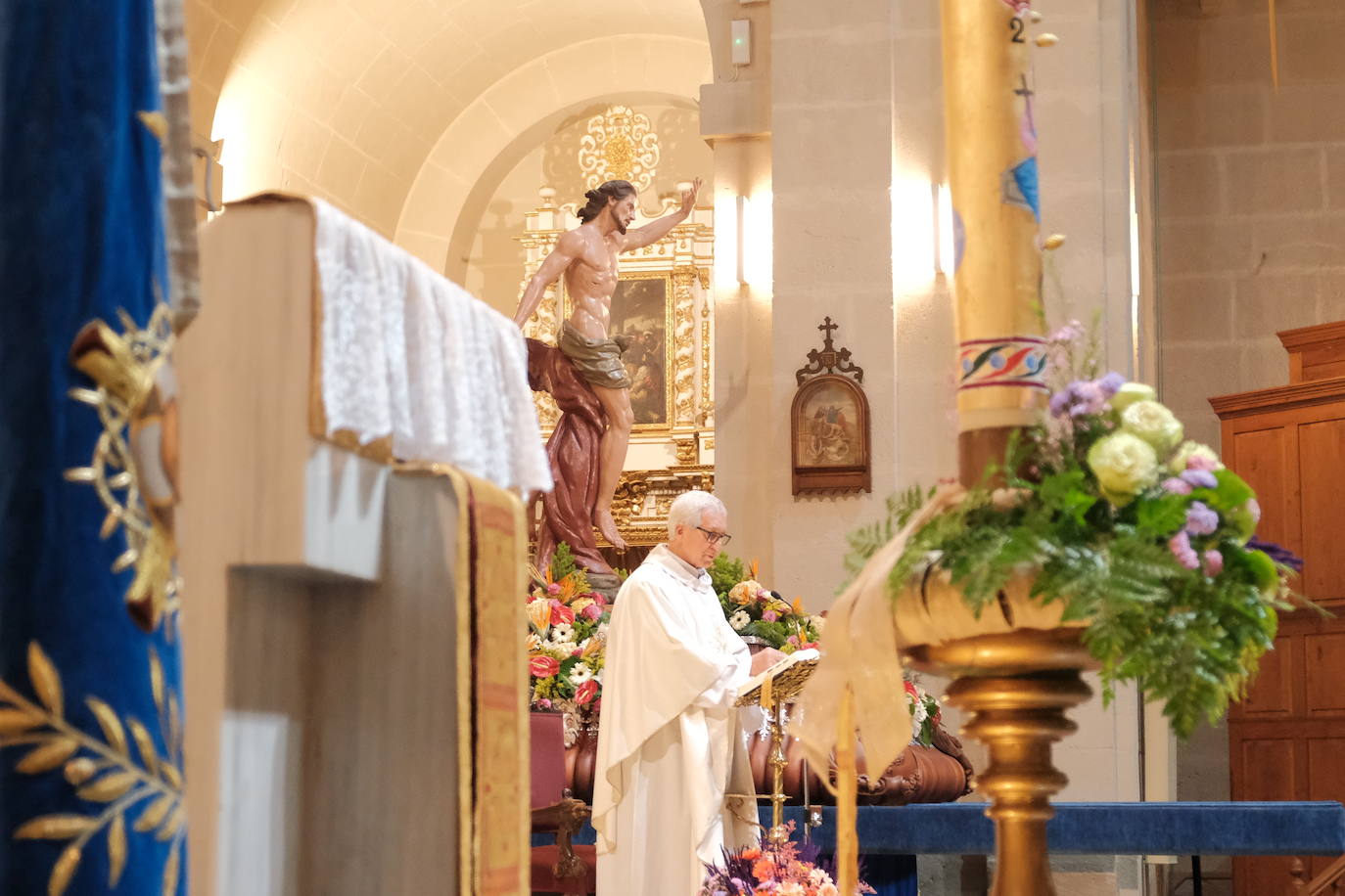Alicante se sobrepone a la lluvia con el traslado de la Virgen de la Alegría y la Santa Eucaristía en San Nicolás