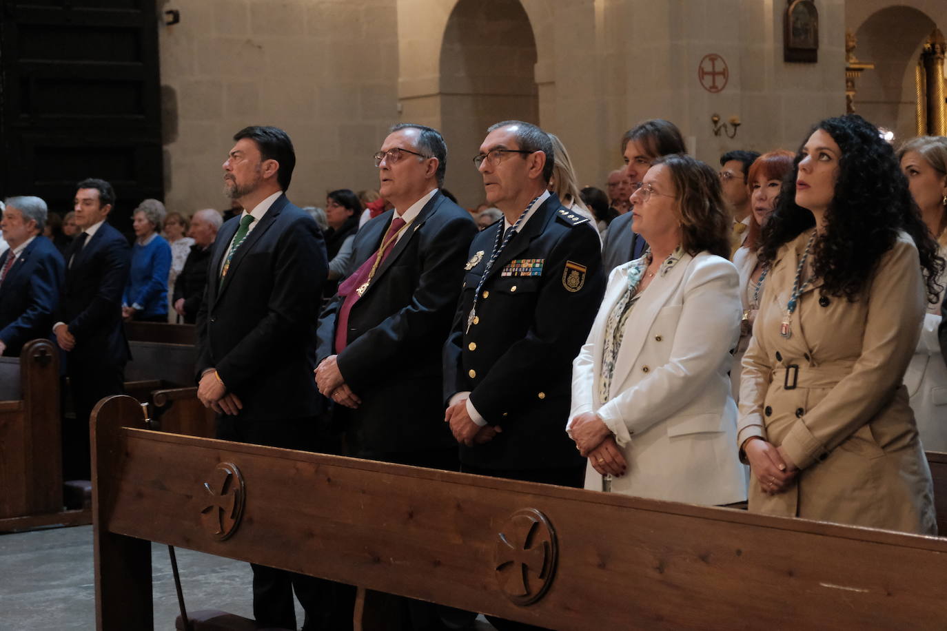 Alicante se sobrepone a la lluvia con el traslado de la Virgen de la Alegría y la Santa Eucaristía en San Nicolás