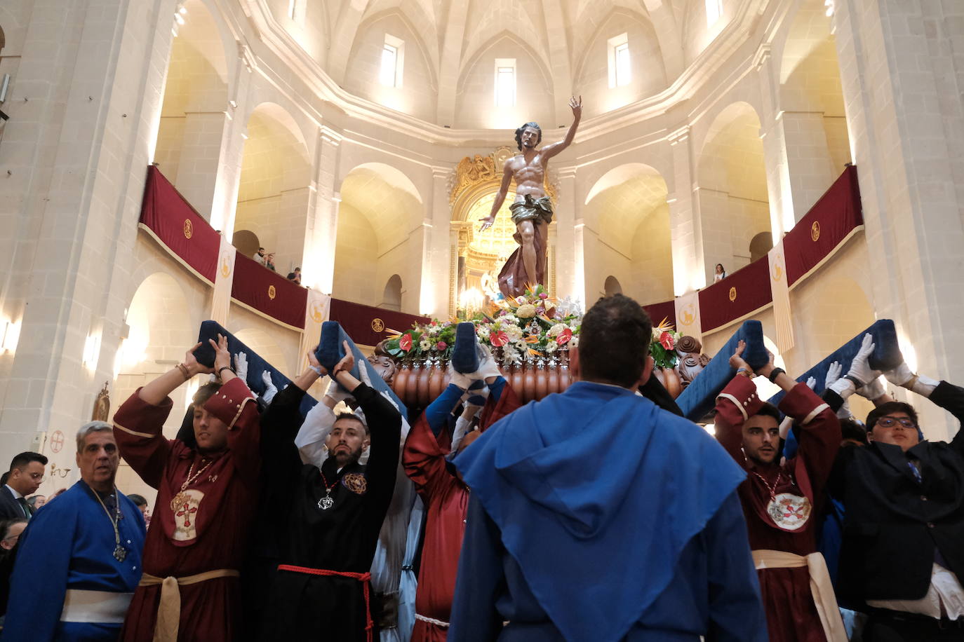 Alicante se sobrepone a la lluvia con el traslado de la Virgen de la Alegría y la Santa Eucaristía en San Nicolás