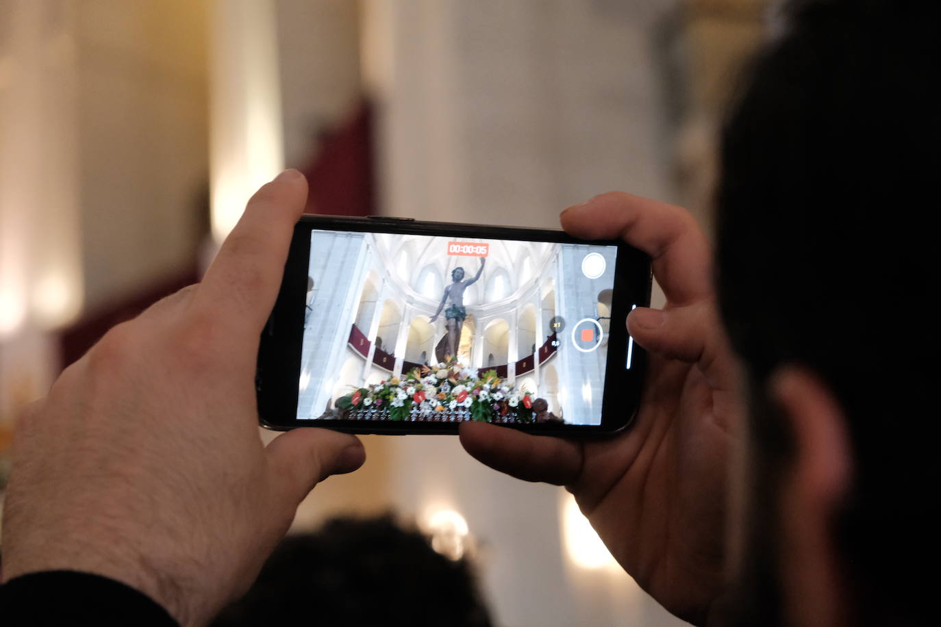 Alicante se sobrepone a la lluvia con el traslado de la Virgen de la Alegría y la Santa Eucaristía en San Nicolás