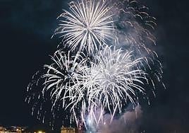 Palmeras de una mascletà nocturna en Alicante.