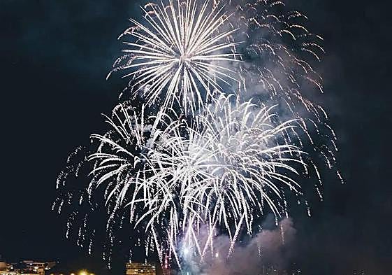 Palmeras de una mascletà nocturna en Alicante.