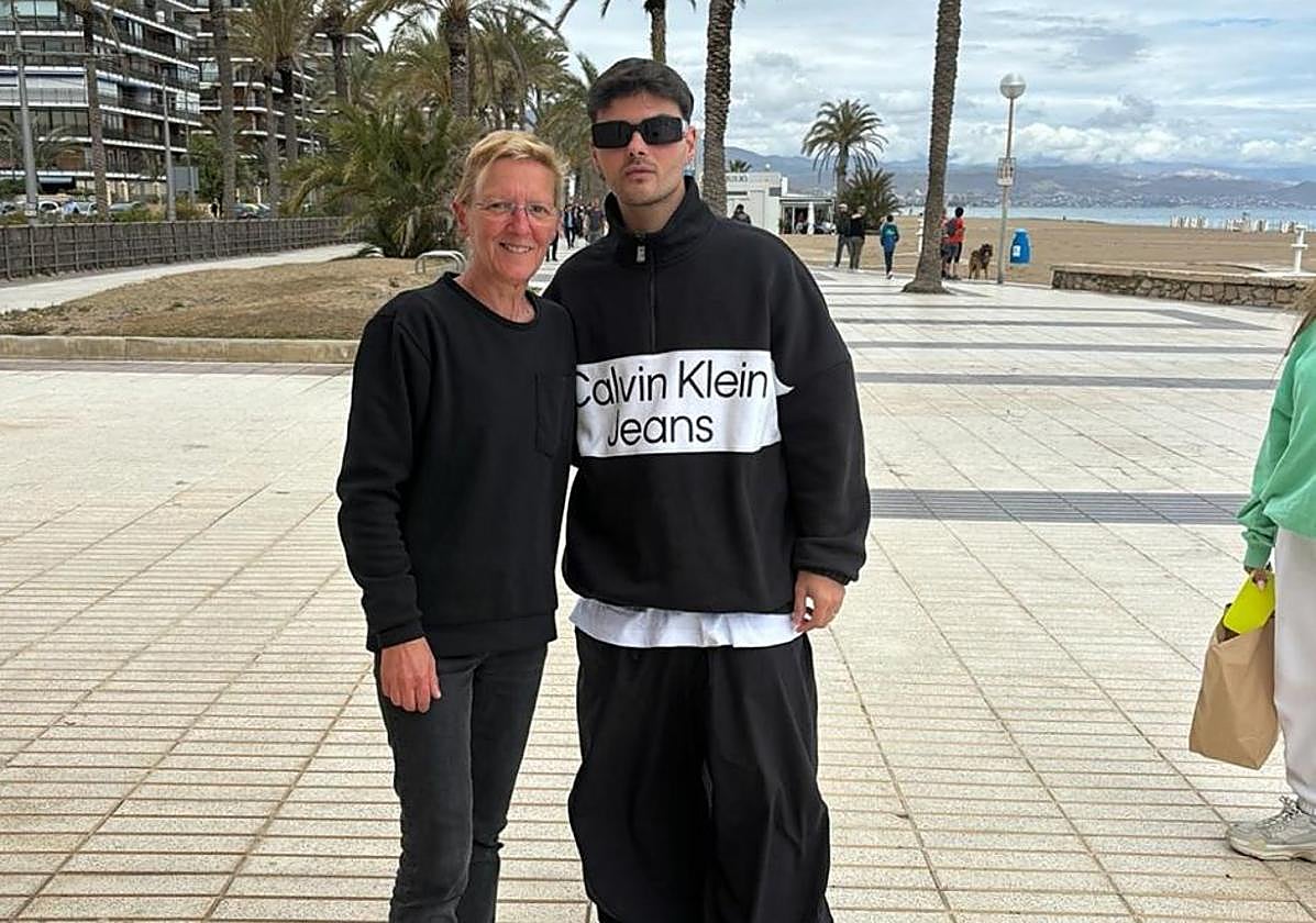 Abraham Mateo posa junto a una seguidora en la playa de Sant Joan.