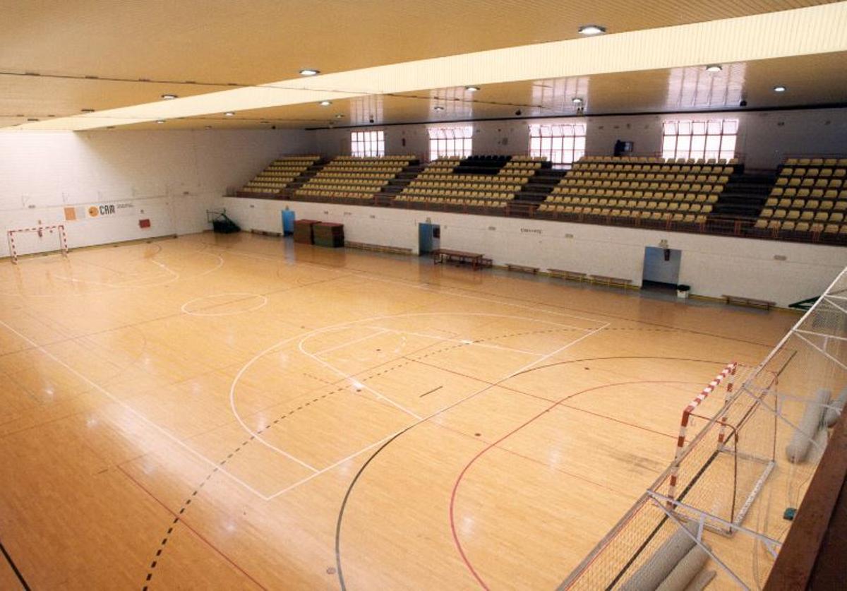 Uno de los pabellones deportivos en los que se renovará la superficie.