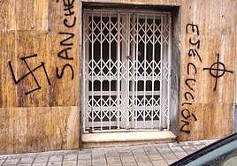 Pintadas aparecidas en la sede del PSOE este domingo.
