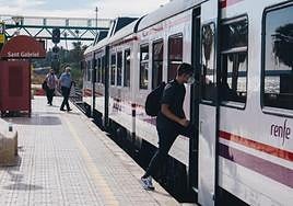 Pasajeros subiendo al tren de Cercanías.