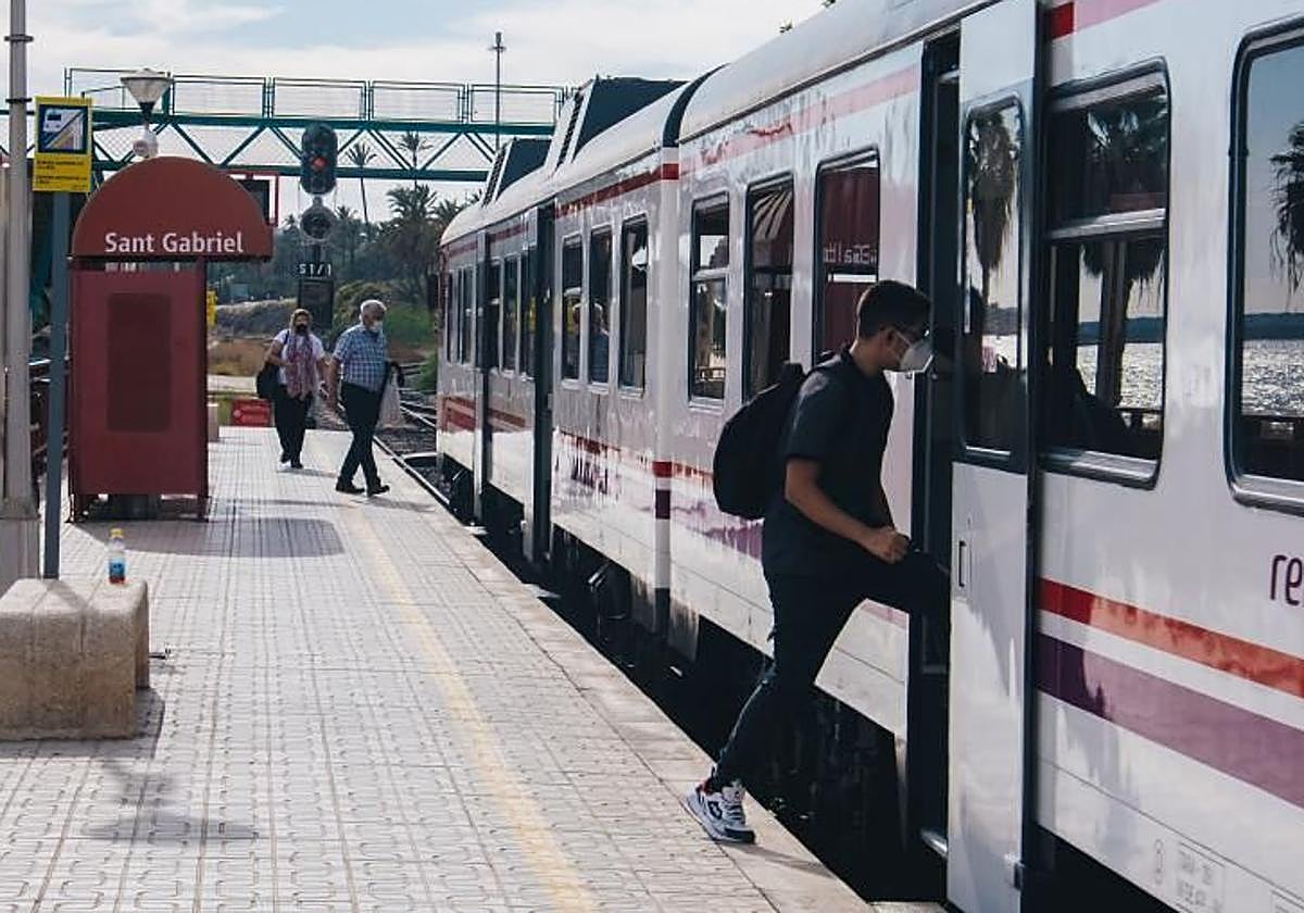 Pasajeros subiendo al tren de Cercanías.