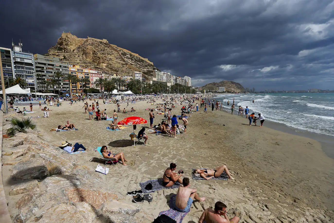 Imagen principal - La provincia de Alicante supera las previsiones y alcanzó el 81% de ocupación en Semana Santa