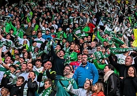 Aficionados del Elche en el Martínez Valero.