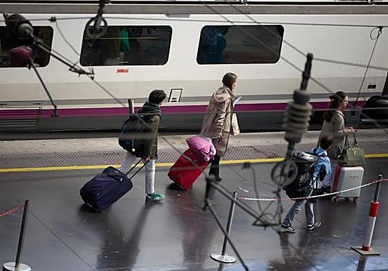 Viajeros en el AVE en la estación de Atocha.