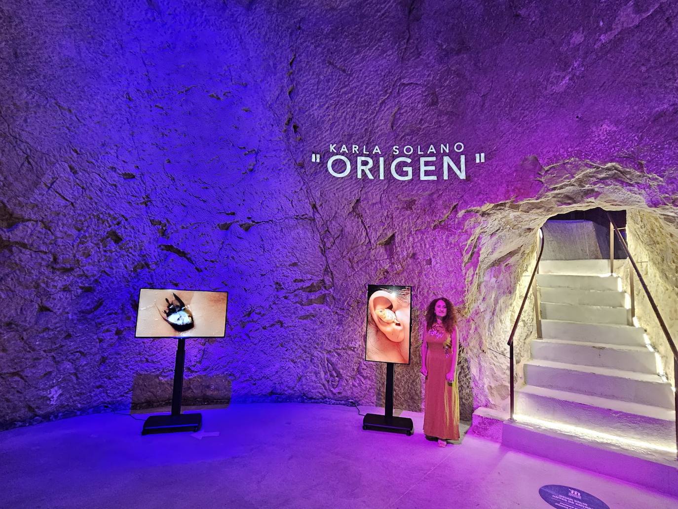 La artista posa con dos de sus obras en el Museo de Aguas de Alicante.