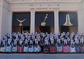 Las candidatas infantiles, con la vicepresidenta de la Diputación, Ana Serna, a las puertas del Marq.