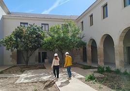 La concejal de Urbanismo, con el director de las obras, en uno de los patios de la Casa de la Misericordia.