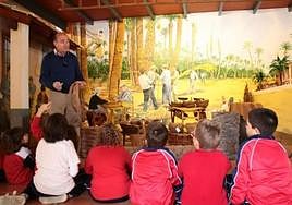 Fernando García Fontanet, en el Museo de Pusol, con un grupo de estudiantes.