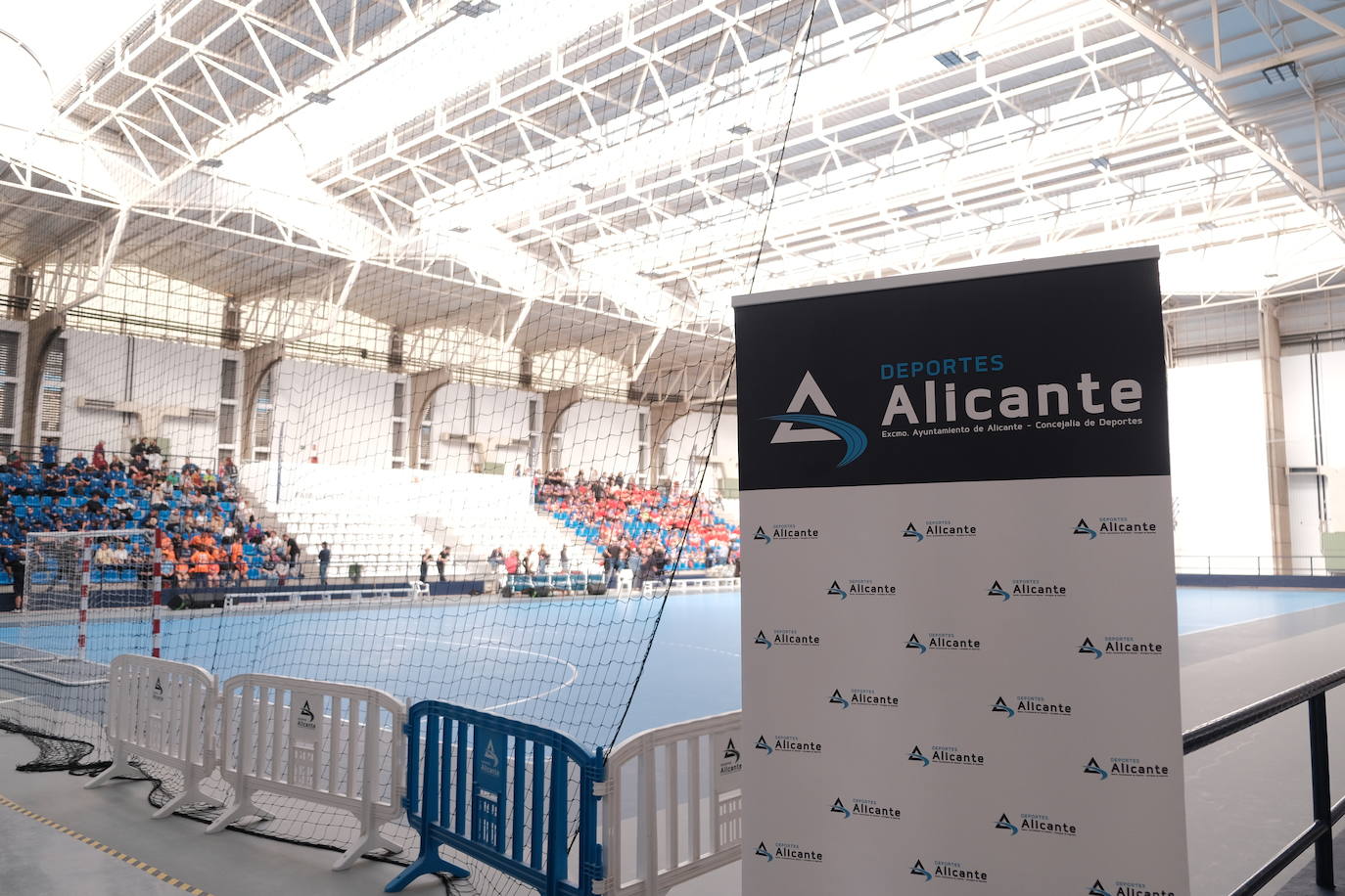 Una hoguera da la bienvenida a la nueva base de EasyJet en el aeropuerto de Alicante-Elche