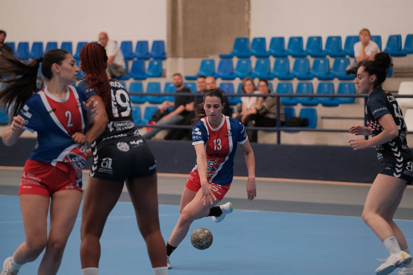 Una hoguera da la bienvenida a la nueva base de EasyJet en el aeropuerto de Alicante-Elche