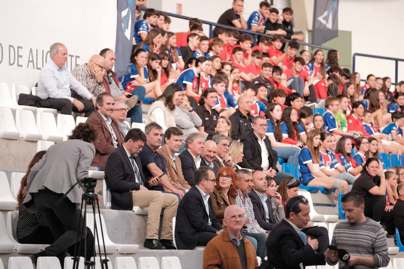Una hoguera da la bienvenida a la nueva base de EasyJet en el aeropuerto de Alicante-Elche