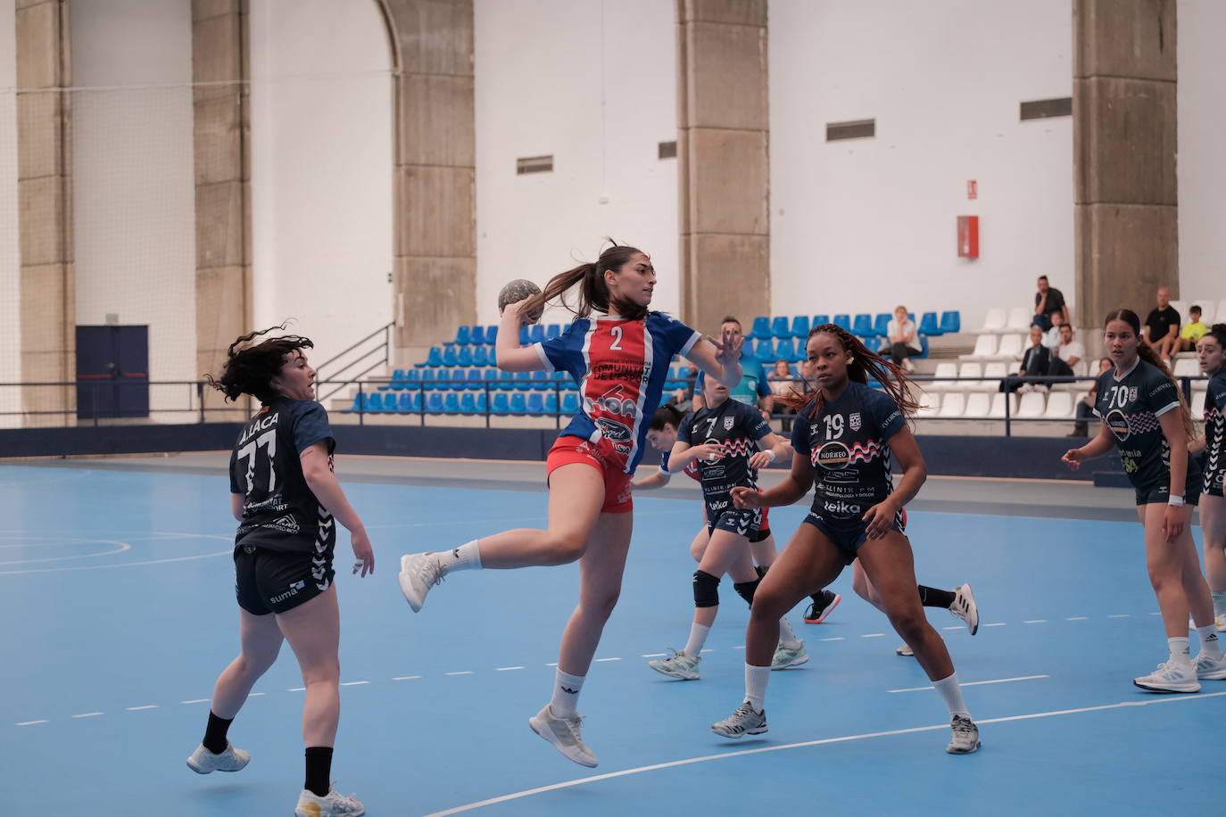 Una hoguera da la bienvenida a la nueva base de EasyJet en el aeropuerto de Alicante-Elche