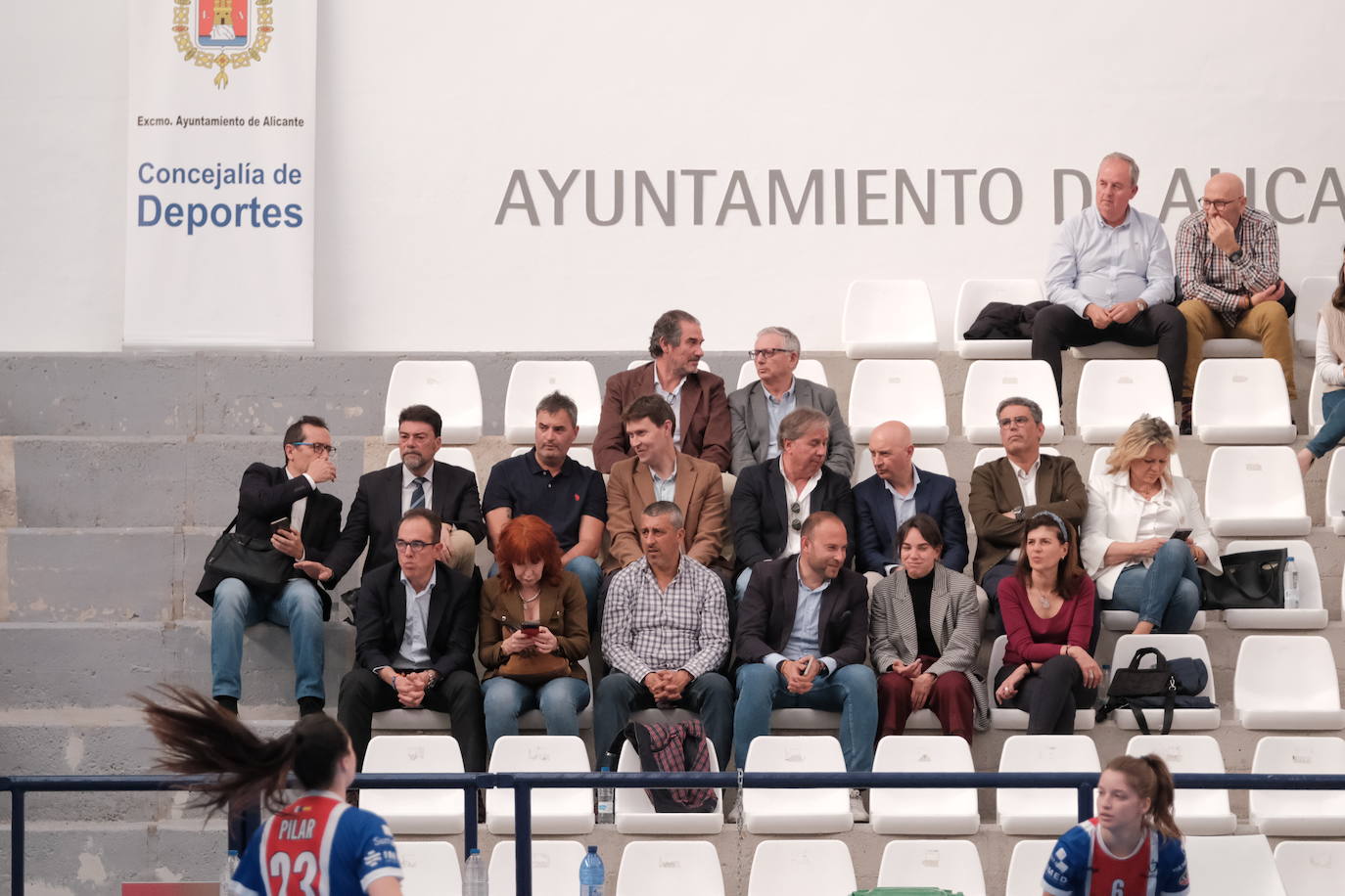 Una hoguera da la bienvenida a la nueva base de EasyJet en el aeropuerto de Alicante-Elche