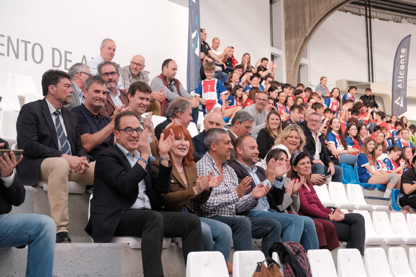 Una hoguera da la bienvenida a la nueva base de EasyJet en el aeropuerto de Alicante-Elche