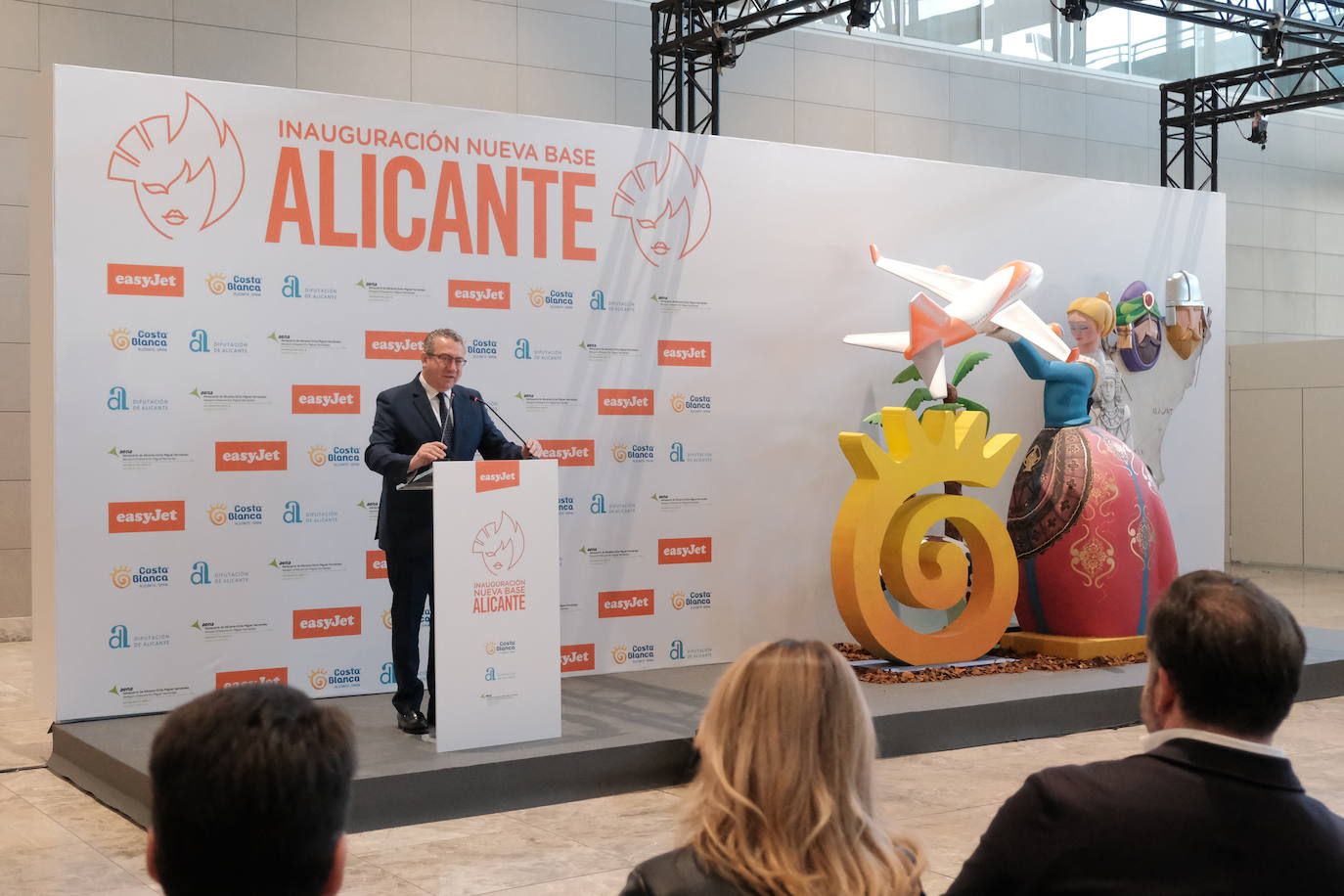 Una hoguera da la bienvenida a la nueva base de EasyJet en el aeropuerto de Alicante-Elche