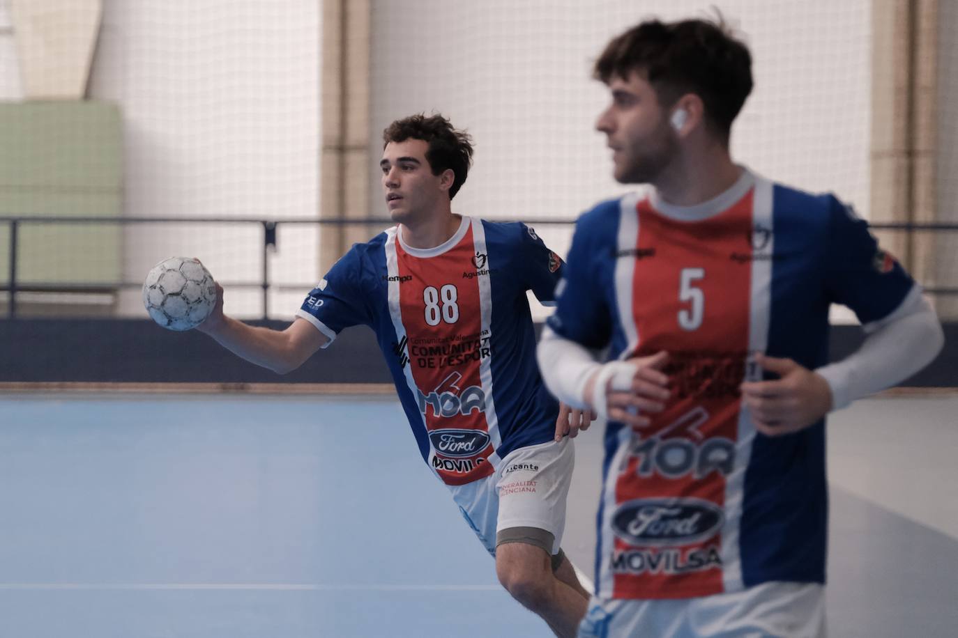 Una hoguera da la bienvenida a la nueva base de EasyJet en el aeropuerto de Alicante-Elche