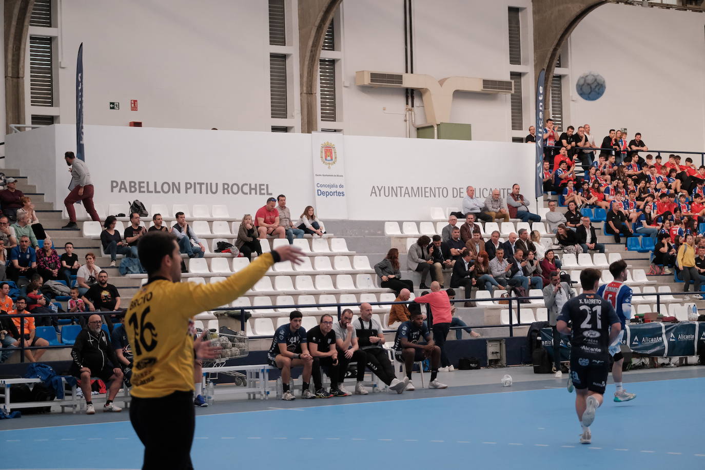 Una hoguera da la bienvenida a la nueva base de EasyJet en el aeropuerto de Alicante-Elche