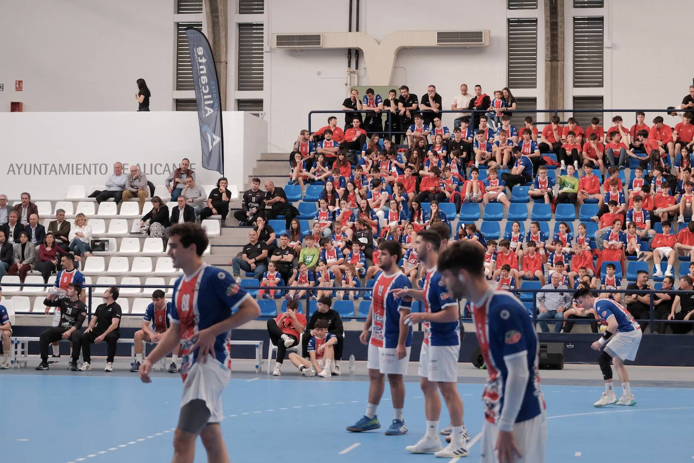 Una hoguera da la bienvenida a la nueva base de EasyJet en el aeropuerto de Alicante-Elche